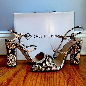 Call It Spring Heels. Size 7 (US) Black & Peach